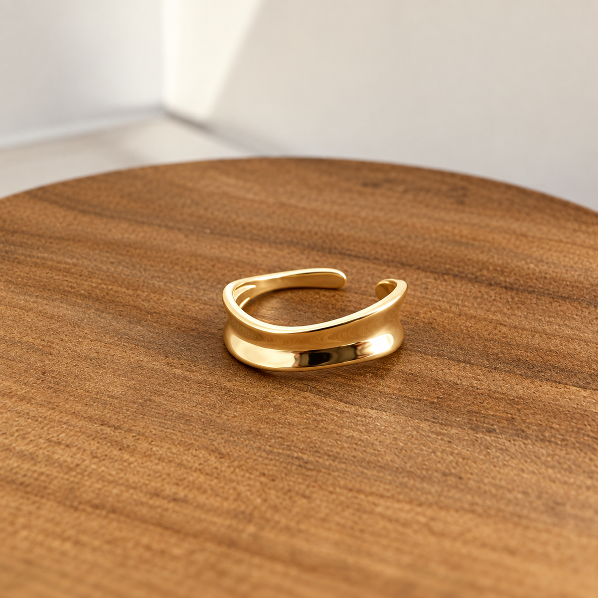 Curved Band Ring gold detail