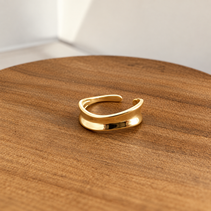 Curved Band Ring gold detail