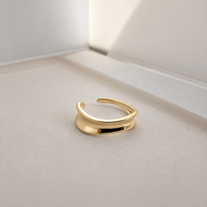 Curved Band Ring in gold
