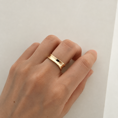 Curved Band Ring gold worn