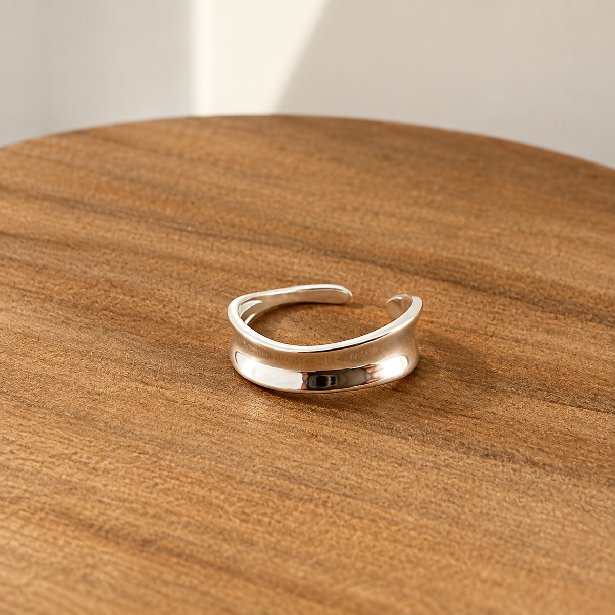 Curved Band Ring silver detail