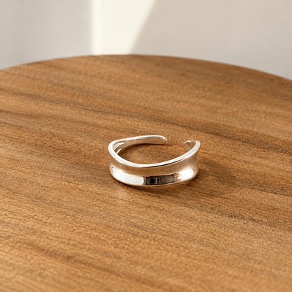 Curved Band Ring silver detail
