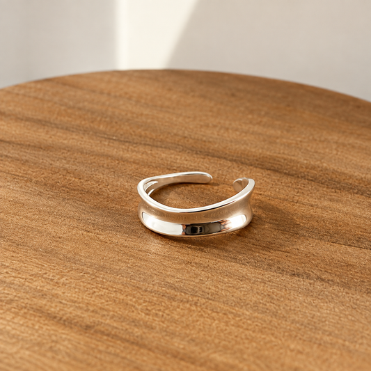Curved Band Ring silver detail